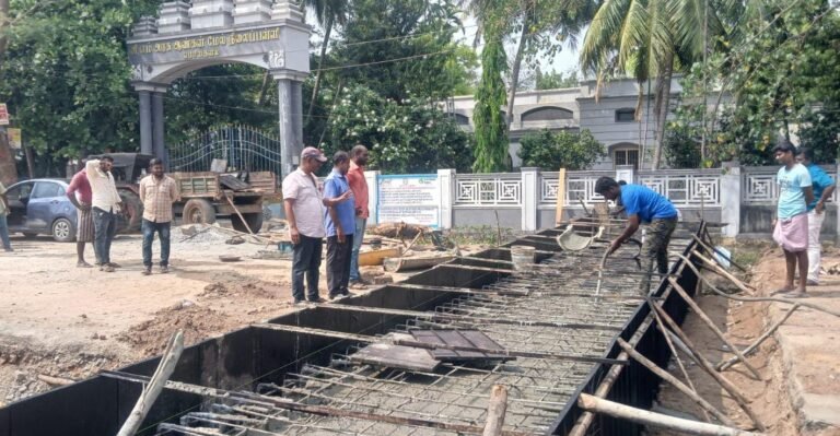 பெரியகுளத்தில் நெடுஞ்சாலை துறை சார்பில் நடைபெற்று கட்டுமான பணிகளை பார்வையிட்டு கோட்ட பொறியாளர் ஆய்வு