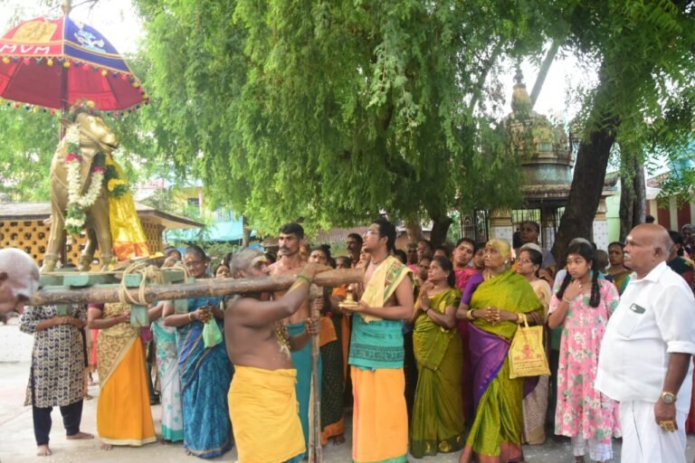 சோழவந்தான் பிரளய நாத சிவன் திருக்கோவில் பிரதோஷத்தையொட்டி சிறப்பு வழிபாடு நடைபெற்றது