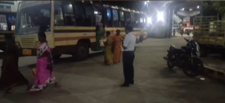 பாதி வழியில் இறக்கி விடப்பட்ட பயணிகள்