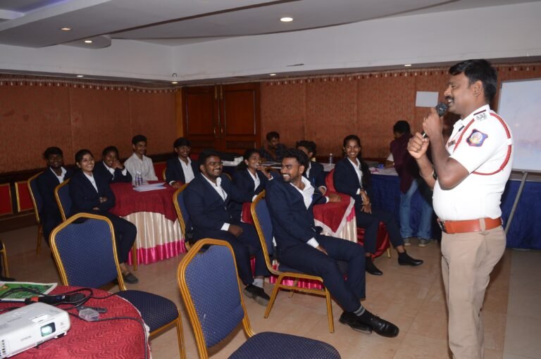 மாணவர்களுக்கு மன அழுத்த விழிப்புணர்வு சிறப்பு வகுப்பு எடுத்த போக்குவரத்து காவல் ஆய்வாளர்