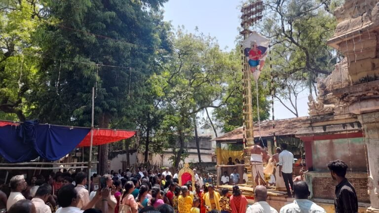 சோழவந்தான் ஜெனக நாராயண பெருமாள் கோவில் பிரம்மோற்சவ விழா கொடியேற்றம் நடைபெற்றது.