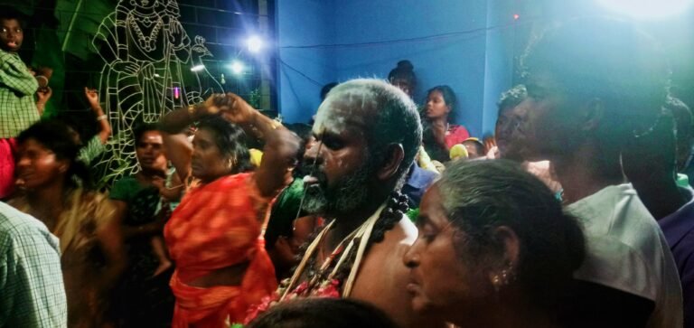 கொங்கர் குளம் கிராமத்தில் முதுகில் அழகு குத்தி தேர் இழுத்த பக்தர் நேர்த்திக்கடன் பரவசம்