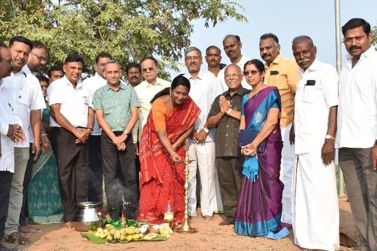 மதுரை அருகே கீழக்குயில்குடியில் 100 ஏக்கர் பரப்பளவில் குளம் தூர்வாருகிற பணி மாவட்ட ஆட்சித் தலைவர் சங்கீதா தொடங்கி வைத்தார்.