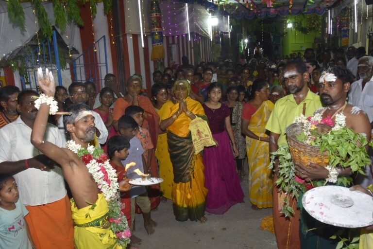 சோழவந்தான் அருள்மிகு ஸ்ரீ உச்சி மாகாளியம்மன் கோவில் பங்குனி திருவிழா காப்பு கட்டுதலுடன் தொடங்கியது.