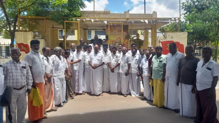 சோழவந்தானில் திமுக சார்பில் பிகே. மூக்கையா தேவர் சிலைக்கு மாலை அணிவித்து மரியாதை