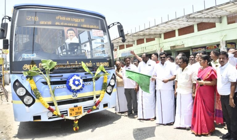 தேனி-அல்லிநகரம் நகராட்சி கர்னல் ஜான் பென்னிகுவிக் பேருந்து நிலையத்தில் தமிழ்நாடு அரசு போக்குவரத்துக் கழகம் சார்பில் புதிய 7 நகரப்பேருந்துகளை தேனி பாராளுமன்ற உறுப்பினர் தங்கதமிழ்செல்வன் கொடியசைத்து துவக்கிவைத்தார்