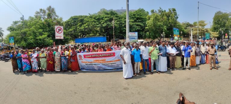 பழனியில் அடிவாரம் கை வியாபாரிகள் சங்கம் சார்பாக கவன ஈர்ப்பு ஆர்ப்பாட்டம் நடைபெற்றது.