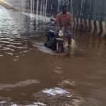 ரயில்வே சுரங்கப்பாதையில் குளம்போல் தேங்கிய நீரில் மிதந்து சென்ற வாகனங்கள்..!!