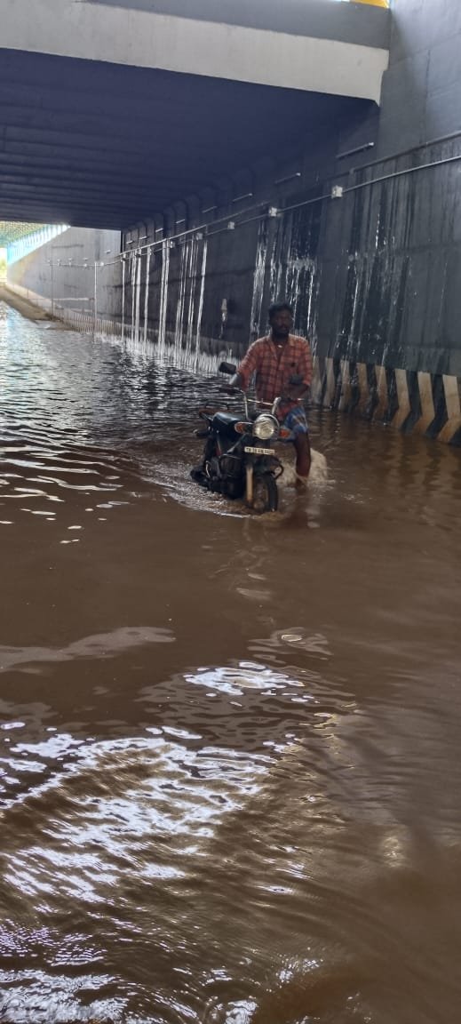 ரயில்வே சுரங்கப்பாதையில் குளம்போல் தேங்கிய நீரில் மிதந்து சென்ற வாகனங்கள்..!!
