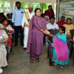 மாவட்ட ஆட்சித்தலைவர் ஆஷா அஜித், மாற்றுத்திறனாளிகள் நலத்துறையின் சார்பில் 8 கிராம் தங்க நாணயத்தினை வழங்கினார்.