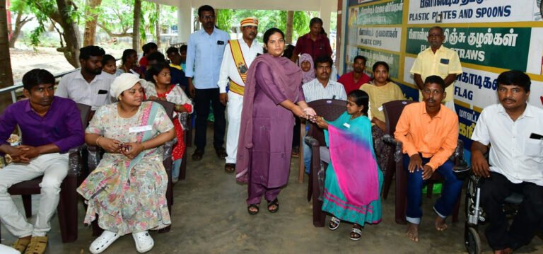 மாவட்ட ஆட்சித்தலைவர் ஆஷா அஜித், மாற்றுத்திறனாளிகள் நலத்துறையின் சார்பில் 8 கிராம் தங்க நாணயத்தினை வழங்கினார்.