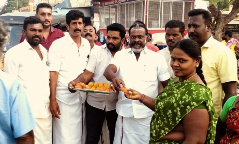 வாடிப்பட்டியில் திமுகவினர் பட்டாசு வெடித்து இனிப்பு வழங்கி கொண்டாட்டம்