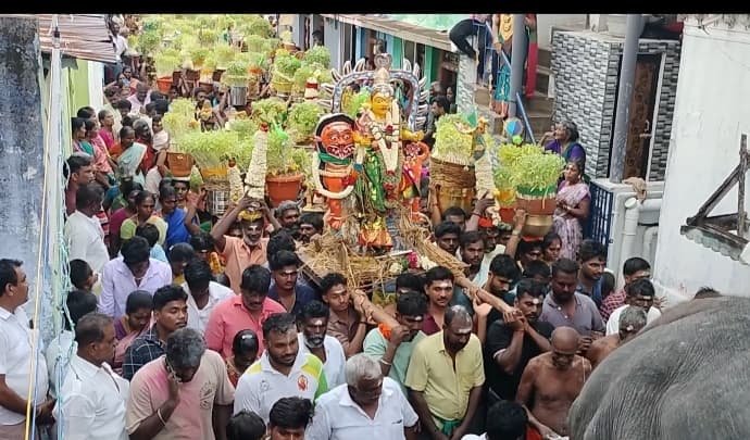 உசிலம்பட்டி அருகே, முத்தாலம்மன் கோவிலின் பங்குனி பொங்கல் திருவிழாவை முன்னிட்டு - இரண்டு ஆண்டுக்கு ஒருமுறை நடைபெறும் சப்பர தேர் திருவிழா வெகுவிமர்சையாக நடைபெற்றது