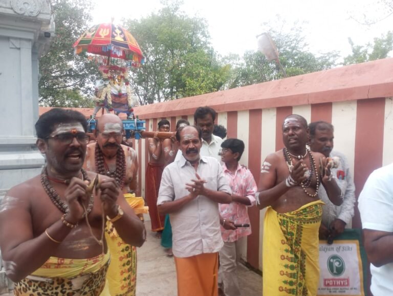 பெரியகுளம் கைலாசநாதர் கோவிலில் பிரதோஷ சிறப்பு வழிபாடு நடைபெற்றது.
