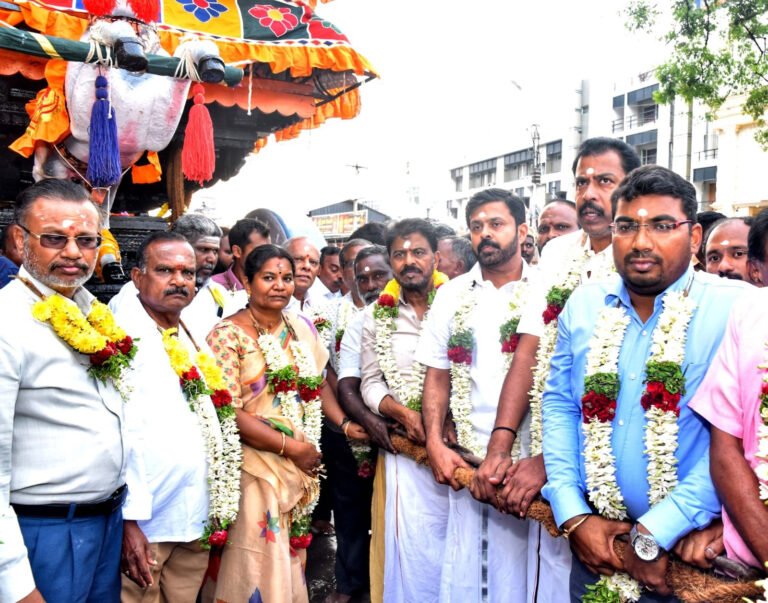 பழனியில் பங்குனி உத்திரத் திருவிழாவின் முக்கிய நிகழ்வான தேரோட்டம் நடைபெற்றது.