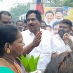 புதிய தார் சாலை அமைக்கும் பணி அமைச்சர் மூர்த்தி பூஜை போட்டு துவக்கி வைத்தார்.