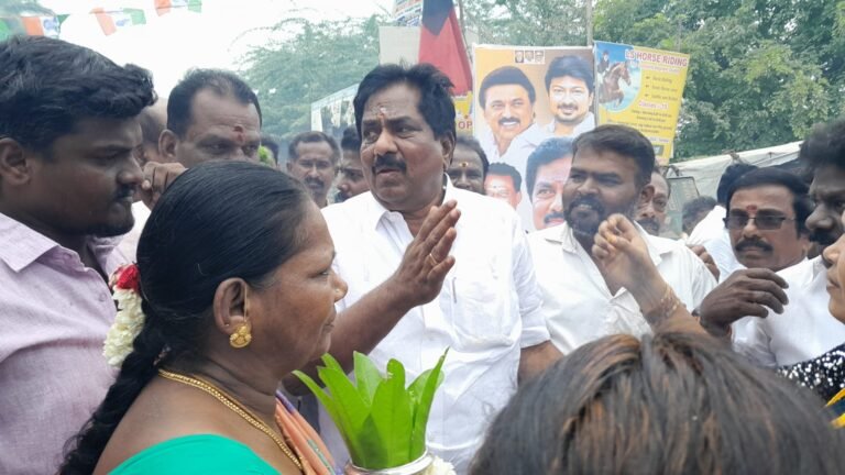 புதிய தார் சாலை அமைக்கும் பணி அமைச்சர் மூர்த்தி பூஜை போட்டு துவக்கி வைத்தார்.