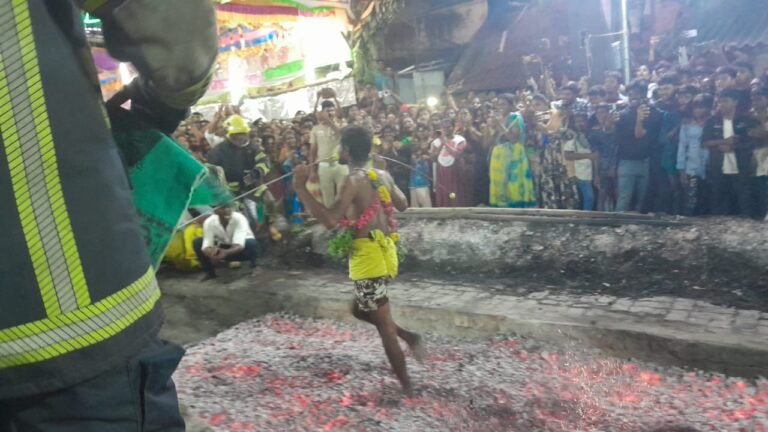 முத்துமாரியம்மன் கோவில் 51 ஆவது ஆண்டு பங்குனி மாதம் முளைப்பாரி பொங்கல் மற்றும் தீமிதி திருவிழா நடைபெற்றது.