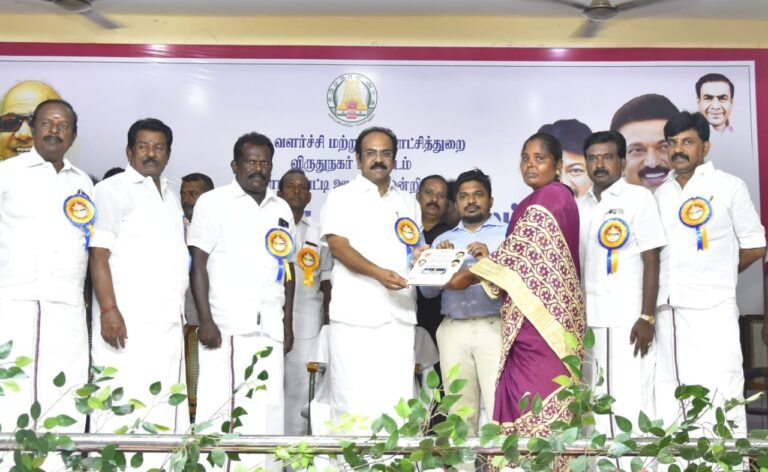 காரியாபட்டி ஒன்றியத்தில் கலைஞரின் கனவு இல்ல திட்டத்தின் பயனாளி களுக்கு வீடு கட்டும் உத்தரவு நிதி அமைச்சர் தங்கம் தென்னரசு வழங்கி னார்.