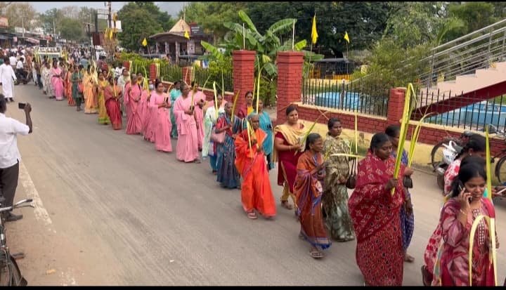 உசிலம்பட்டியில் ஒருங்கிணைந்த திருச்சபைகள் சார்பில் குருத்தோலை ஞாயிறு தின பவனி ஊர்வலம் நடைபெற்றது - முக்கிய விதிகளின் வழியாக பாடல்கள் பாடியவாறு பவனி வந்த கிறிஸ்துவ மக்கள்