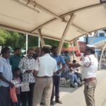 போக்குவரத்து காவல் ஆய்வாளர் பாதசாரிகள் மற்றும் பேருந்து பயணிகளுக்கு விழிப்புணர்வு பிரச்சாரம் மற்றும் துண்டு பிரசுரங்கள் வழங்கினார்