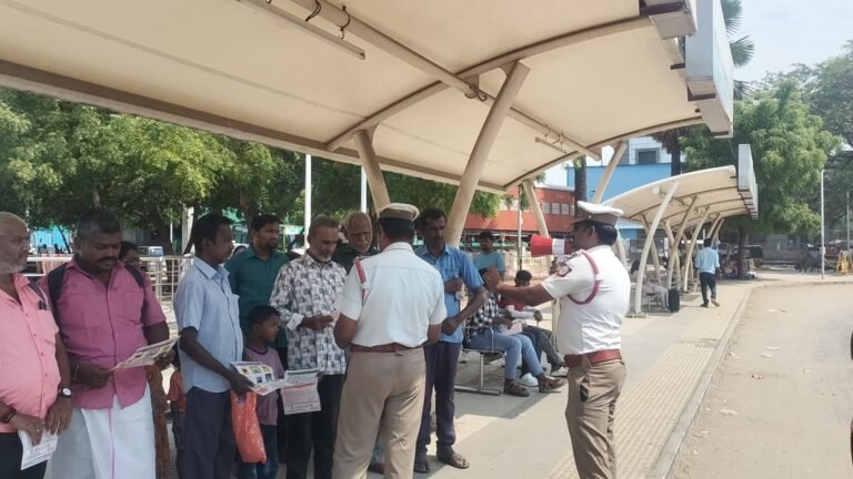 போக்குவரத்து காவல் ஆய்வாளர் பாதசாரிகள் மற்றும் பேருந்து பயணிகளுக்கு விழிப்புணர்வு பிரச்சாரம் மற்றும் துண்டு பிரசுரங்கள் வழங்கினார்