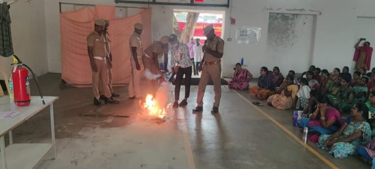 மதுரை மாவட்டம், வாடிப்பட்டி தீயணைப்பு நிலையம் சார்பாக. தீ தொண்டு நாள் விழிப்புணர்வு நடைபெற்றது.