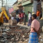 வாடிப்பட்டியில் சாலையோரத்தின் இருபுற ஆக்கிரமிப்புகள் அகற்றம் மரங்கள் வேரோடு சாய்ப்பு.