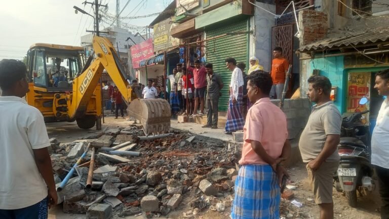 வாடிப்பட்டியில் சாலையோரத்தின் இருபுற ஆக்கிரமிப்புகள் அகற்றம் மரங்கள் வேரோடு சாய்ப்பு.