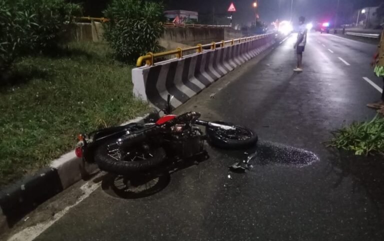 வாடிப்பட்டி அருகே மோட்டார் சைக்கிள் மீது லாரி மோதி வாலிபர் பலி 17 கிலோமீட்டர் இழுத்துச் சென்ற பரிதாபம் !