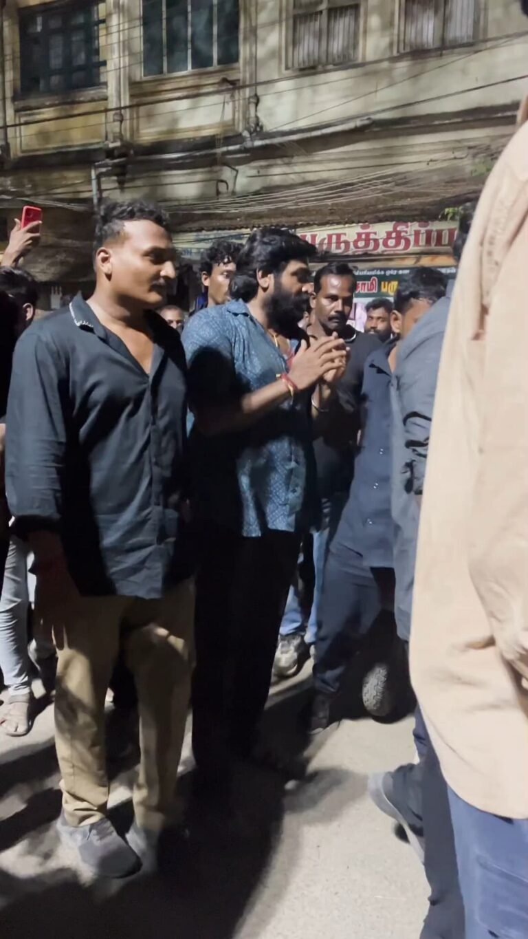 மதுரை முனிச்சாலை பகுதியில் நள்ளிரவில் விஜய் சேதுபதியை காண குவிந்த ரசிகர்கள் !