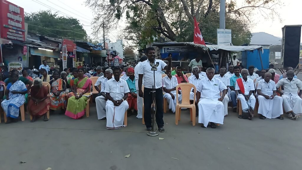 மதுரை, உசிலம்பட்டியில் சிபிஐஎம் கட்சி சார்பில், வக்பு சட்டம், கேஸ் மற்றும் பெட்ரோல் டீசல் விலை உயர்வு, அத்தியாவசிய பொருட்களின் விலை உயர்வு உள்ளிட்ட கோரிக்கைகளை வலியுறுத்தி ஒன்றிய அரசை கண்டித்து கண்டன கோஷங்கள் எழுப்பி ஆர்ப்பாட்டம் நடத்தினர். நாடு முழுவதும் வக்பு வாரிய சட்டத்தை வாபஸ் பெற கோரியும், கேஸ் மற்றும் பெட்ரோல் டீசல் விலையை உயர்வை கைவிடு கோரியும், அத்தியாவசிய பொருட்களின் விலை உயர்வை கட்டுப்படுத்து உள்ளிட்ட கோரிக்கைகளை வலியுறுத்தி சி.பி.எம். கட்சி சார்பில் பல்வேறு இடங்களில் ஆர்ப்பாட்டங்கள் நடத்தி வருகின்ற சூழலில், மதுரை மாவட்டம், உசிலம்பட்டி முருகன் கோவில் அருகில் இந்திய கம்யூனிஸ்( மார்க்சிஸ்ட்) கட்சி சார்பில் வக்பு வாரிய சட்டத்தை வாபஸ் பெற கோரியும், கேஸ் மற்றும் பெட்ரோல் டீசல் விலையை உயர்வை கைவிடு கோரியும், அத்தியாவசிய பொருட்களின் விலை உயர்வை கட்டுப்படுத்தக் கோரியும் உள்ளிட்ட கோரிக்கைகளை வலியுறுத்தி உசிலம்பட்டி ஒன்றியச் செயலாளர் ராமர் தலைமையில், கட்சி நிர்வாகிகள் ஒன்றிய அரசைக் கண்டித்து, கண்டன கோஷங்களை எழுப்பி ஆர்ப்பாட்டம் நடத்தினர். இதில், உசிலம்பட்டி ஒன்றியம் மற்றும் செல்லம்பட்டி ஒன்றிய நிர்வாகிகள் பலர் கலந்து கண்டன ஆர்ப்பாட்டத்தில் ஈடுபட்டனர்.