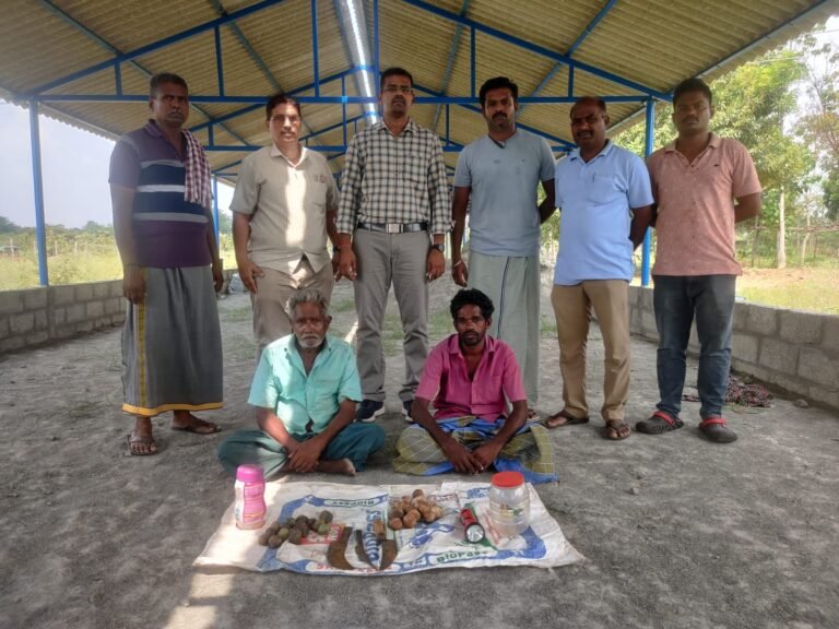 பரவை அருகே காட்டுபன்றிகளை வேட்டையாட வைத்திருந்த நாட்டு வெடிகுண்டுகளுடன் 2 பேர் கைது.