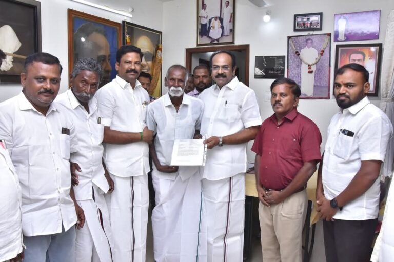 நரிக்குடி அருகே வீடின்றி தவித்த வாய் பேச முடியாத மாற்றுத்திறனாளி முதியவருக்கு கலைஞரின் கனவு இல்லம் திட்டத்தின் கீழ் வீடு.