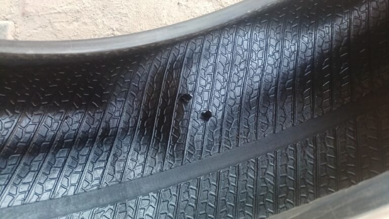 மதுரை நத்தம் நான்கு வழிச்சாலையில் அடிக்கடி நான்கு சக்கர வாகனம் கார் டயர்களில் ஏறும் ராடுகள் அச்சத்தில் வாகன ஓட்டிகள்.