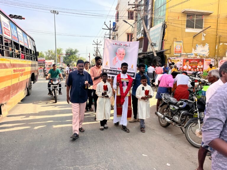 போப்பாண்டவர் பிரான்சிஸ் மறைவை நினைவு கூறும் வகையில் உசிலம்பட்டியில் கிறிஸ்தவர்கள் ஒருங்கிணைந்து அமைதி பேரணியில் ஈடுபட்டனர்.