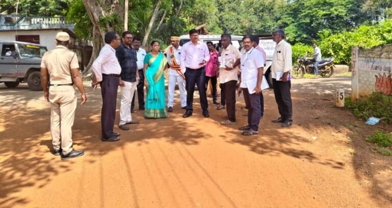 திருவாரூர் மாவட்டம் கூத்தாநல்லூர் தாலுக்கா பகுதியில் "உங்களைத் தேடி, உங்கள் ஊரில்" திட்டத்தின் கீழ் கலெக்டர் மோகனச்சந்திரன் முகாமிட்டு கள ஆய்வு மேற்கொண்டார்.