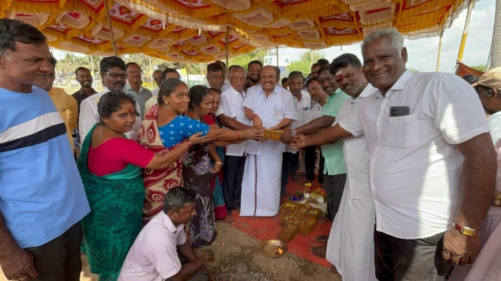 புதுச்சேரி சுனாமி நினைவிடம் அமைக்கும் பணி பூமி பூஜை நடைபெற்றது.