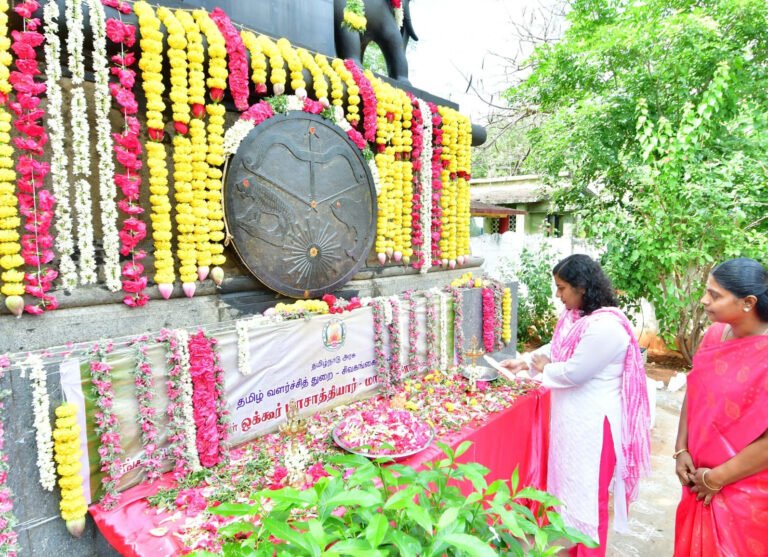 தமிழ்க்கவிஞர் நாளையொட்டி சங்க கால நல்லிசைப் புலவர் ஓக்கூர் மாசாத்தியார் நினைவுத்தூணிற்கு மாவட்ட ஆட்சித்தலைவர் ஆஷா அஜித்,மாலை அணிவித்து மலர் தூவி மரியாதை செலுத்தினார்.