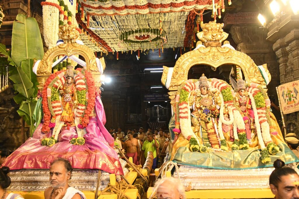 மதுரை மீனாட்சி சுந்தரேஸ்வரர் ஆலய கொடியேற்றம் நடைபெற்றது.