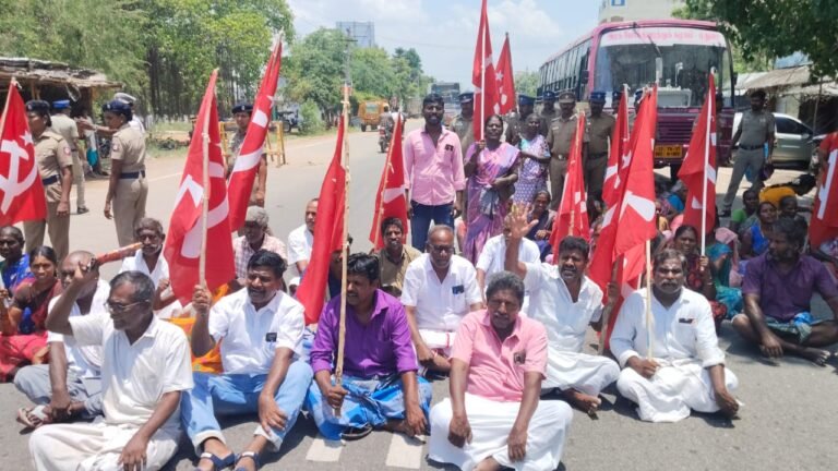 ஆக்கிரமிப்பை அகற்ற கோரி மார்க்சிஸ்ட் கம்யூனிஸ்ட் கட்சியினர் சாலை மறியல்.