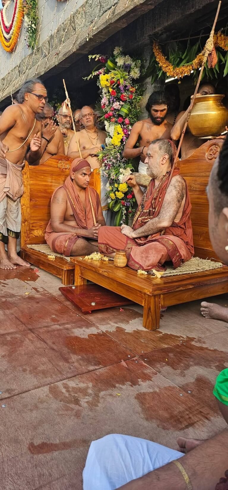 ஸ்ரீ காஞ்சி காமகோடி மடத்தின் 71 வது பீடாதிபதியாக புதிய மடாதிபதி பொறுப்பேற்றார்.