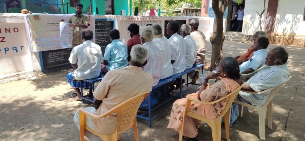 விவசாயிகளுக்கு , மஞ்சள் ஓட்டும் பொறி குறித்து மதுரை வேளாண்மைக் கல்லூரி மாணவர் செயல் விளக்கம்.