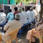 விவசாயிகளுக்கு , மஞ்சள் ஓட்டும் பொறி குறித்து மதுரை வேளாண்மைக் கல்லூரி மாணவர் செயல் விளக்கம்.