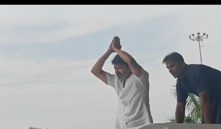 விஜயை வரவேற்பதற்காக மதுரை விமான நிலையத்தில் கூடிய கட்சி நிர்வாகிகள் தொண்டர்கள் மீது அவனியாபுரம் காவல் நிலையத்தில் வழக்கு பதிவு.