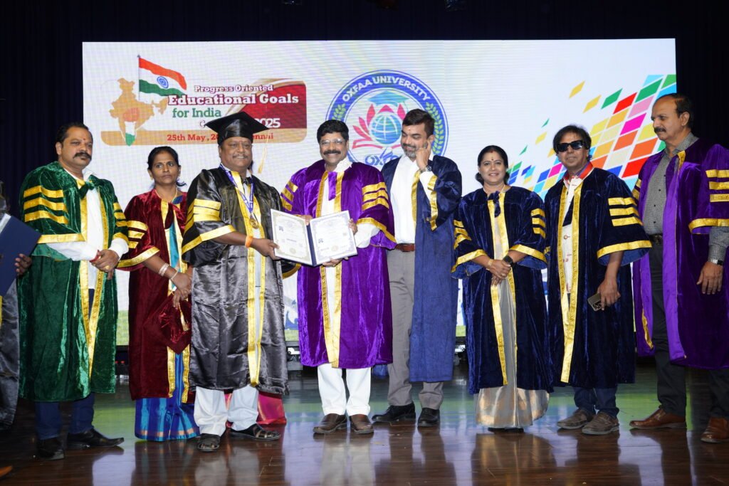 பொதுச்சேவையை பாராட்டி டாக்டர் பட்டம்.