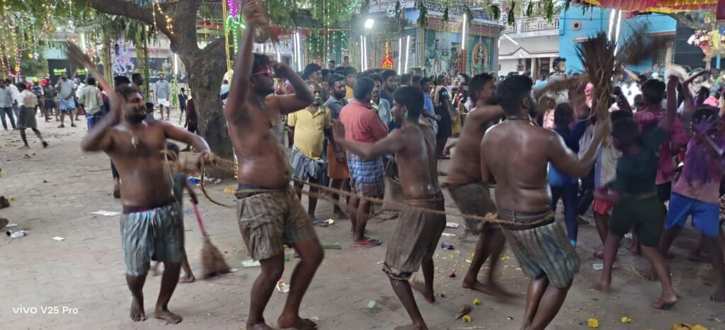 கோயில் திருவிழாவில்  துடைப்பத்தால் அடித்துக் கொள்ளும் விநோத வழிபாடு.
