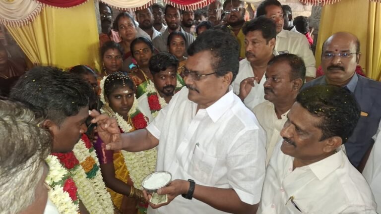 பெரியகுளத்தில் இந்து சமய அறநிலையத்துறை சார்பில் 2 ஜோடிகளுக்கு திருமணம். எம்.பி, எம்.எல்.ஏ.பங்கேற்று மணமக்களுக்கு வாழ்த்து தெரிவித்தனர்.