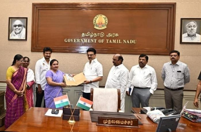 தமிழ்நாடு அரசு அலுவலர் ஒன்றியத்தின் சார்பில் முதல்வருக்கு நன்றி தெரிவித்துக் கொண்டனர்.