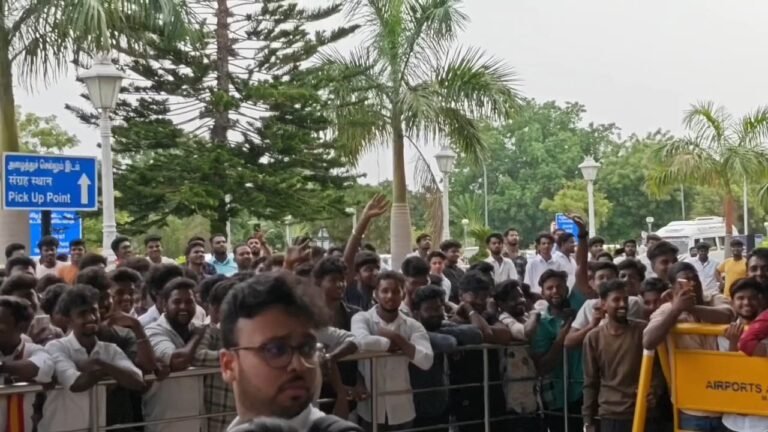 தமிழக வெற்றி கழகத் தலைவர் விஜய் இன்று மதுரை விமான நிலையம் வர உள்ள நிலையில் காலை முதலே விமான நிலையத்தில் காத்திருக்கும் ரசிகர்கள்